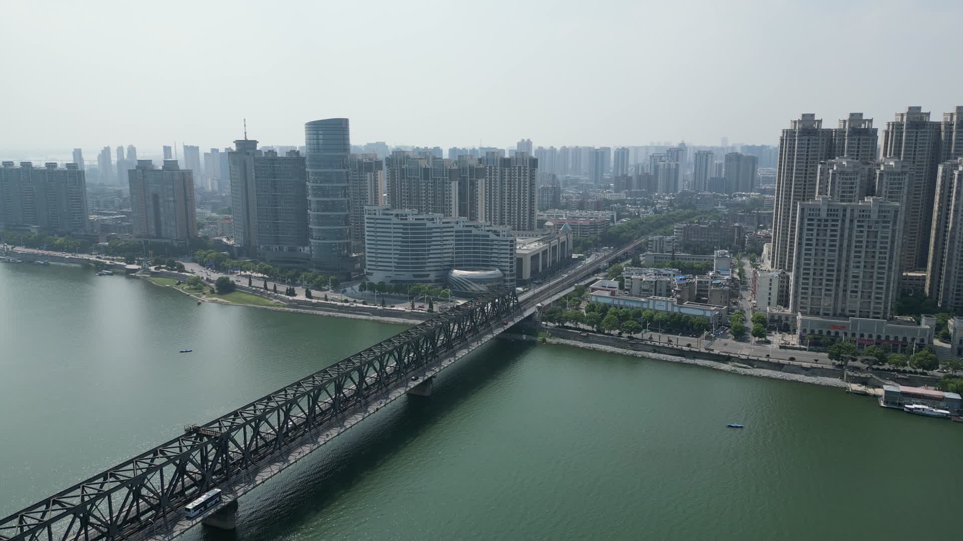 航拍湖北襄阳汉江大桥铁路公路双用大桥视频的预览图