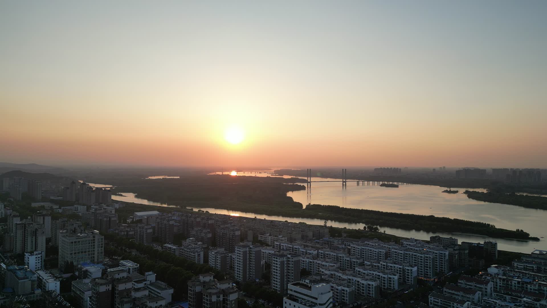 航拍湖北襄阳汉江城市日落视频的预览图
