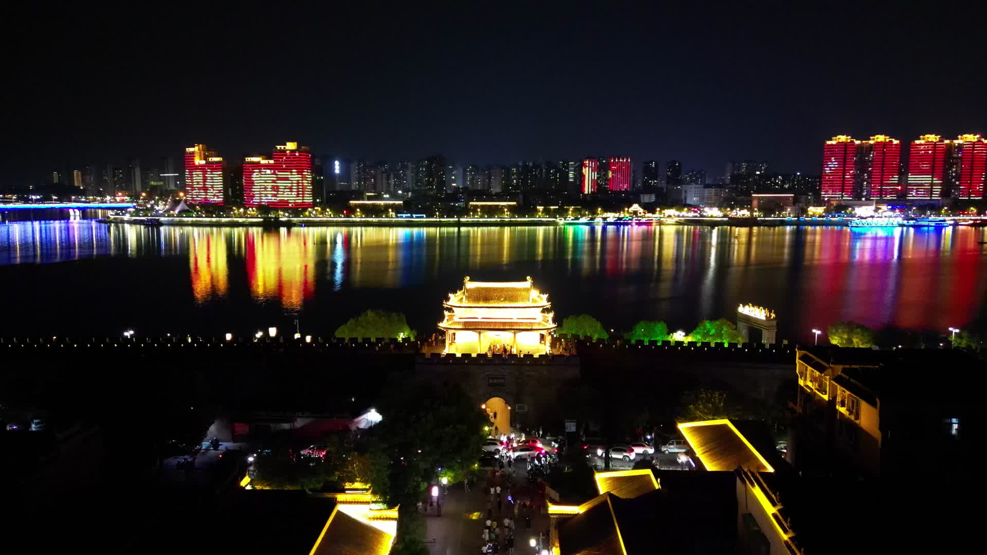 航拍湖北襄阳古城北门锁钥夜景视频的预览图