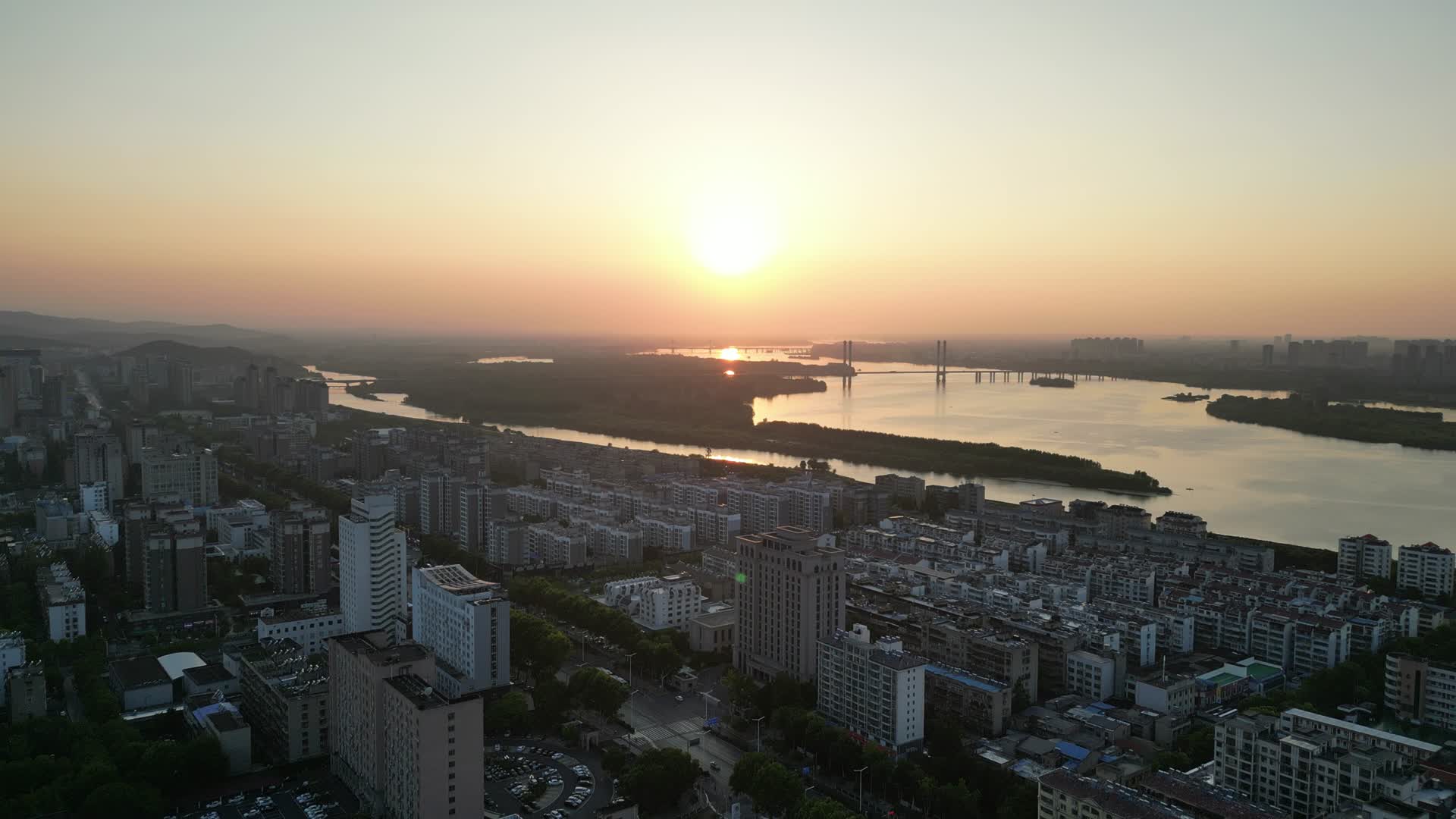 航拍湖北襄阳汉江城市日落视频的预览图