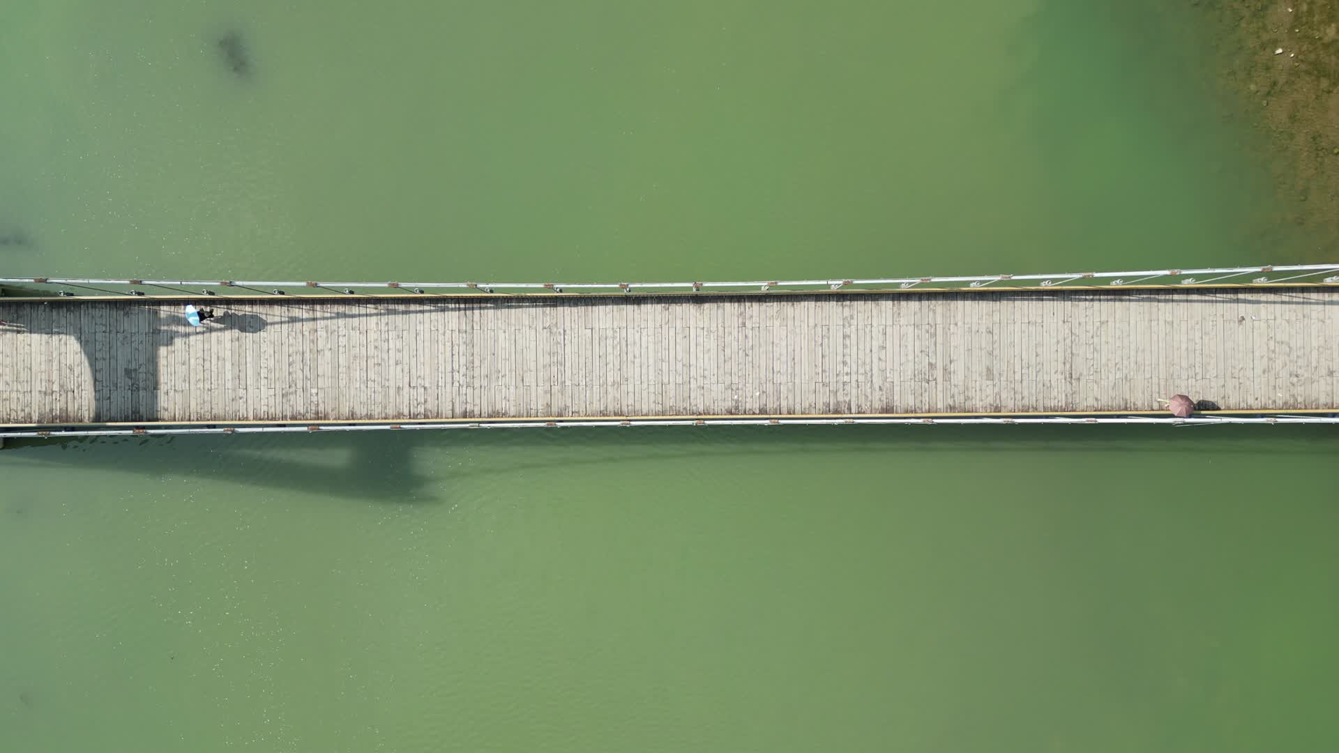 航拍俯视跨江大桥视频的预览图