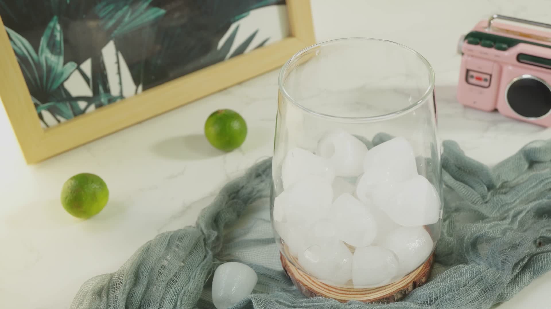 玻璃杯加入冰块视频的预览图