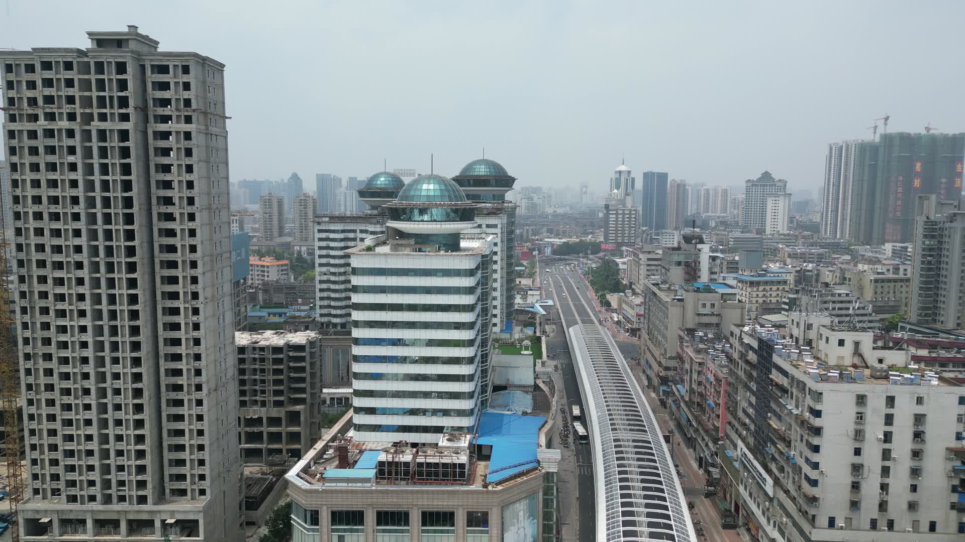 湖北襄阳城市交通航拍视频的预览图