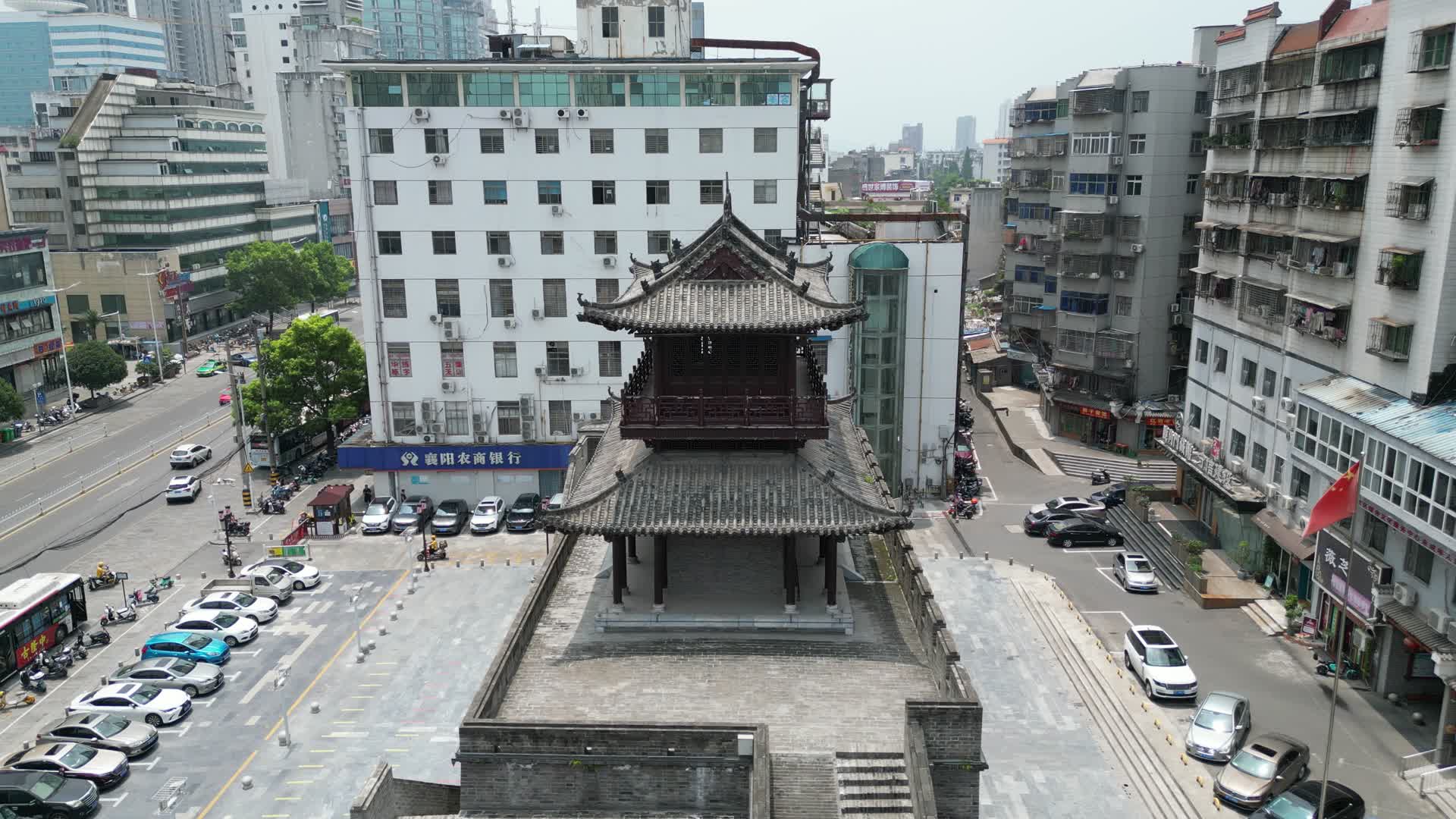 湖北襄阳屏襄门古建筑航拍视频的预览图