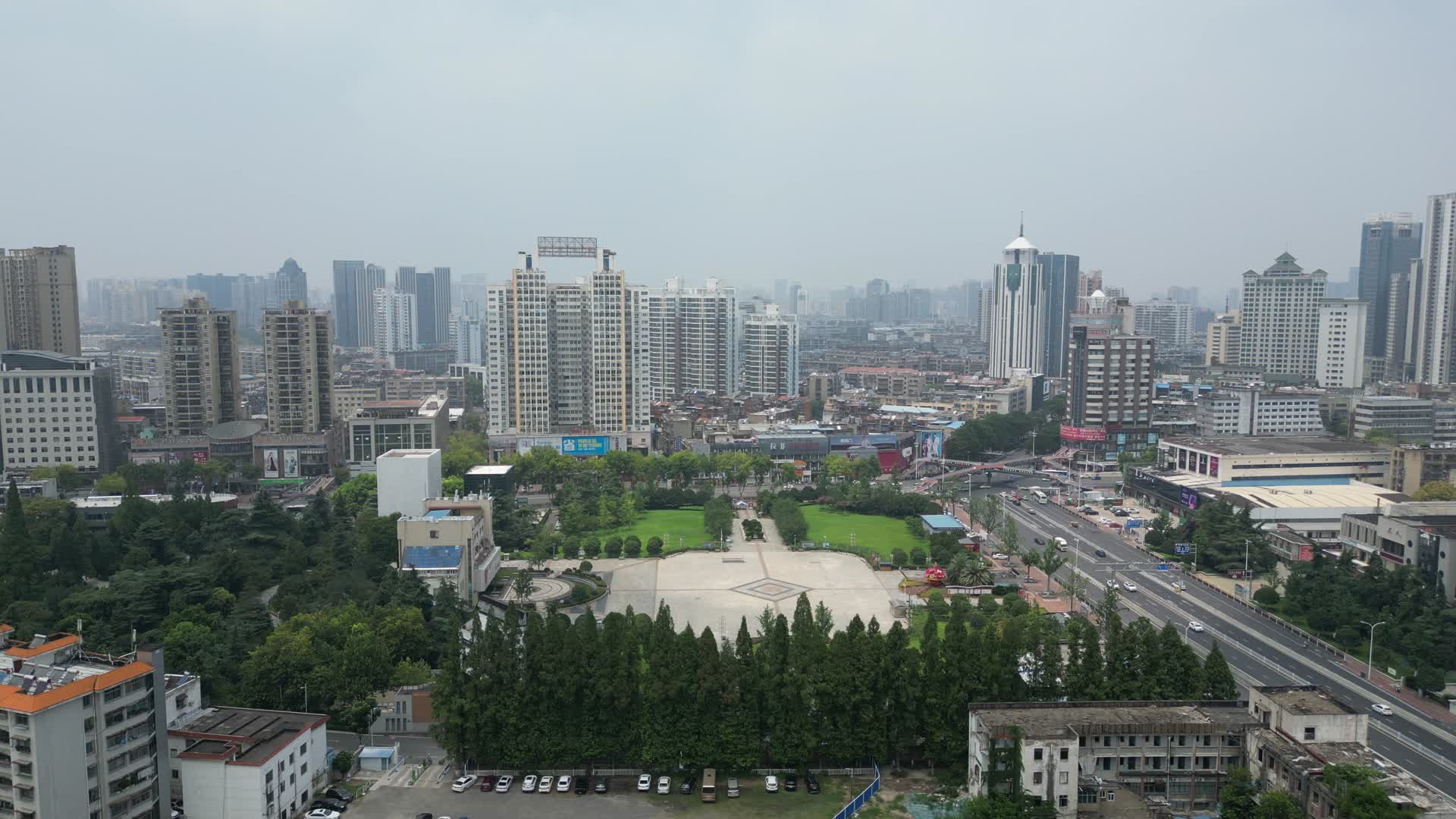 湖北襄阳人民广场航拍视频的预览图