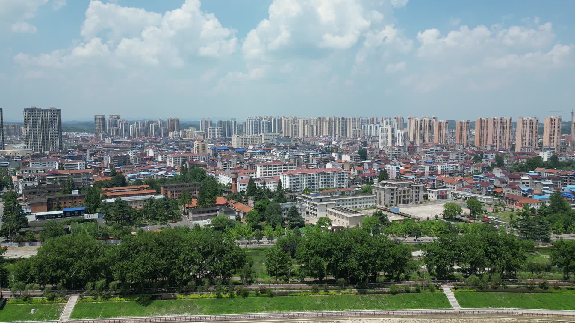 航拍湖北襄阳南漳县城市建设视频的预览图