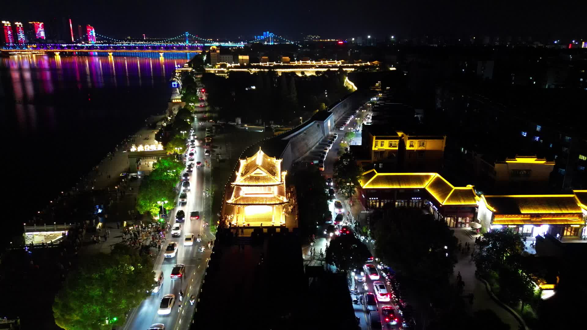 航拍湖北襄阳古城襄阳北街夜景视频的预览图