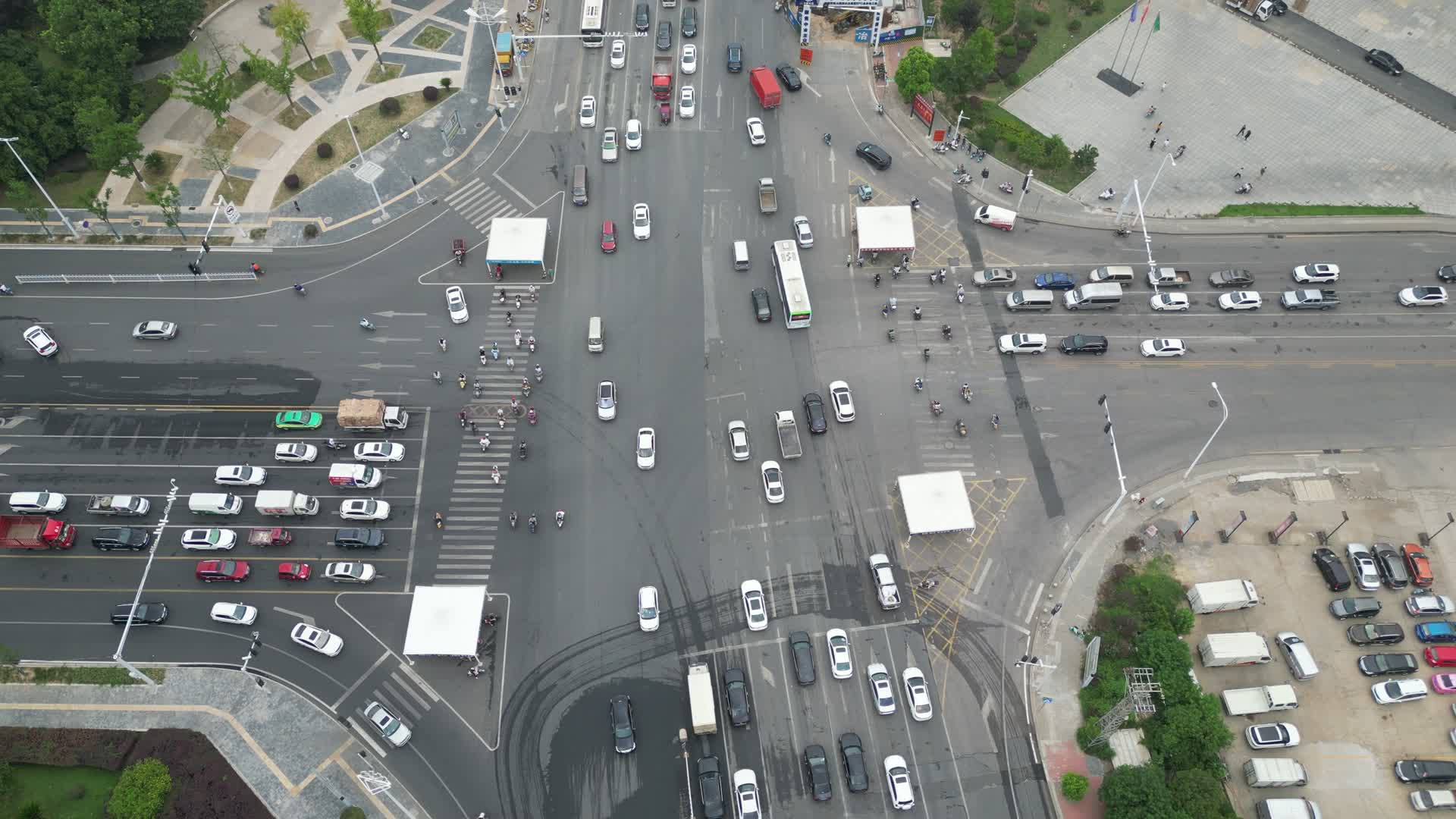 航拍城市拥堵交通车辆交通视频的预览图