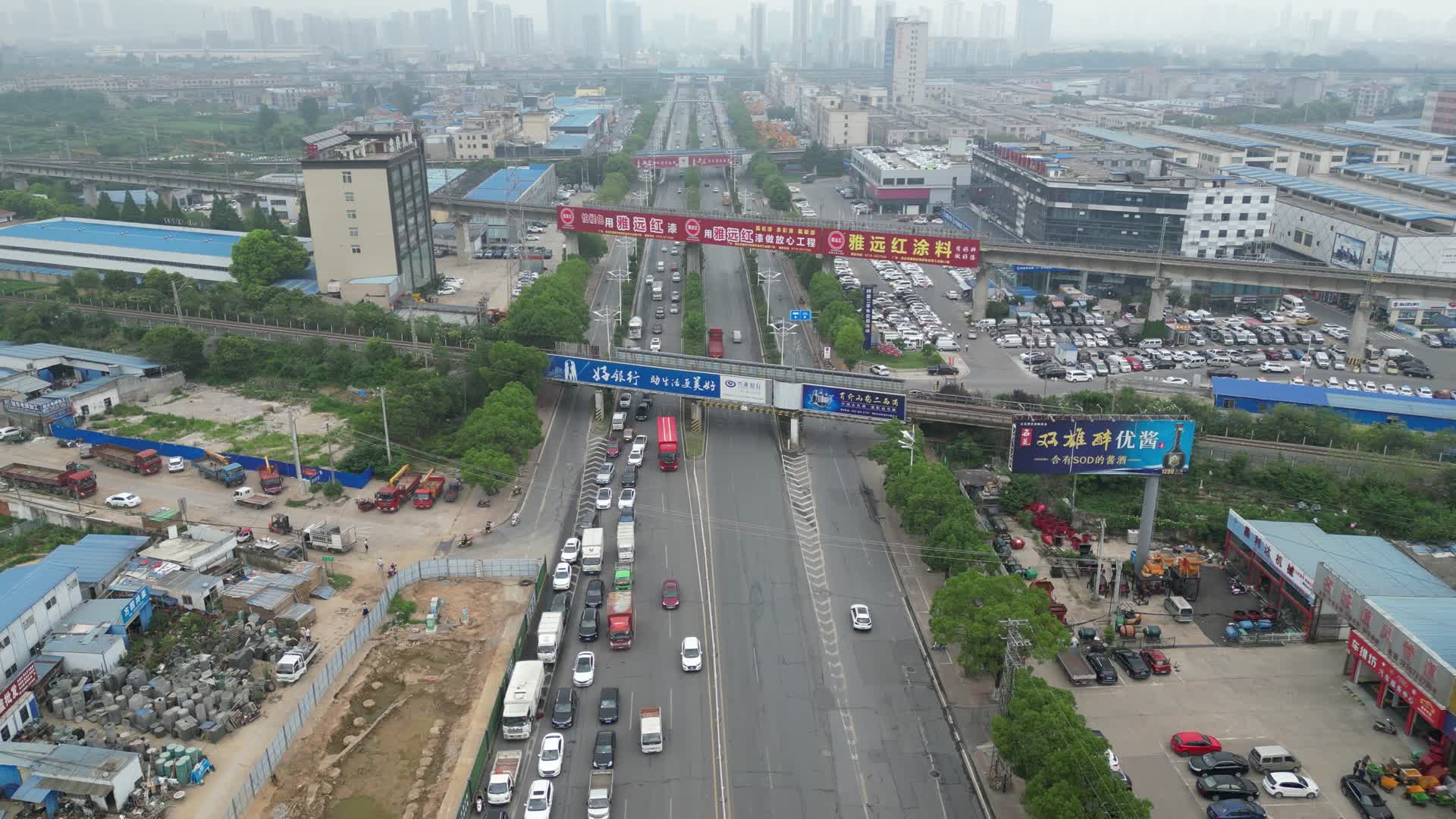 航拍城市拥堵交通车辆交通视频的预览图