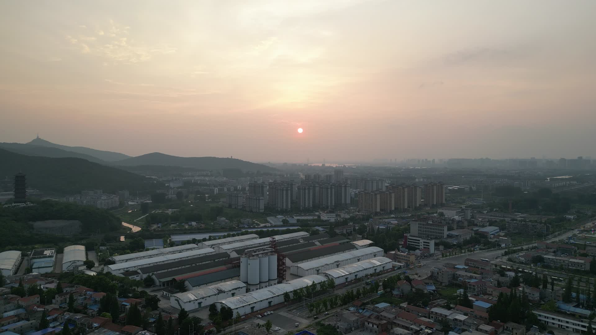航拍湖北襄阳城市日晚霞视频的预览图