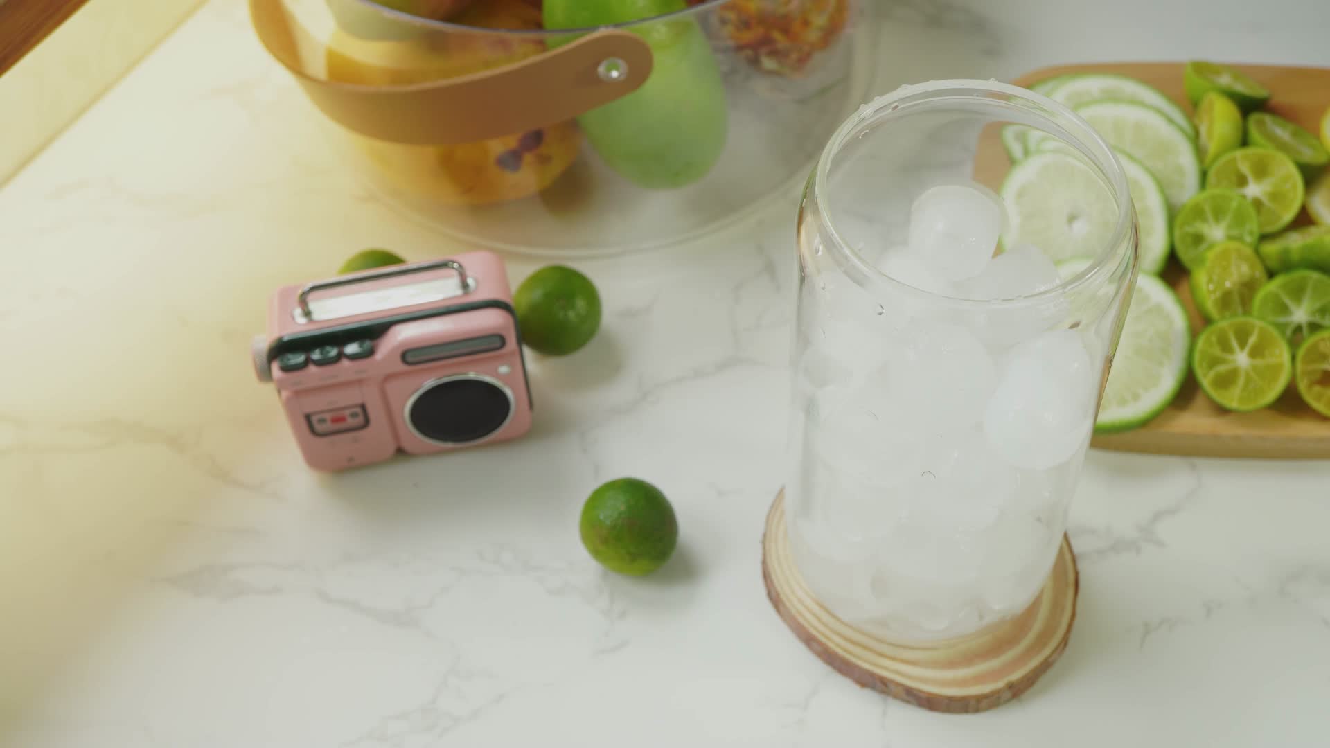 饮料玻璃杯加冰块视频的预览图
