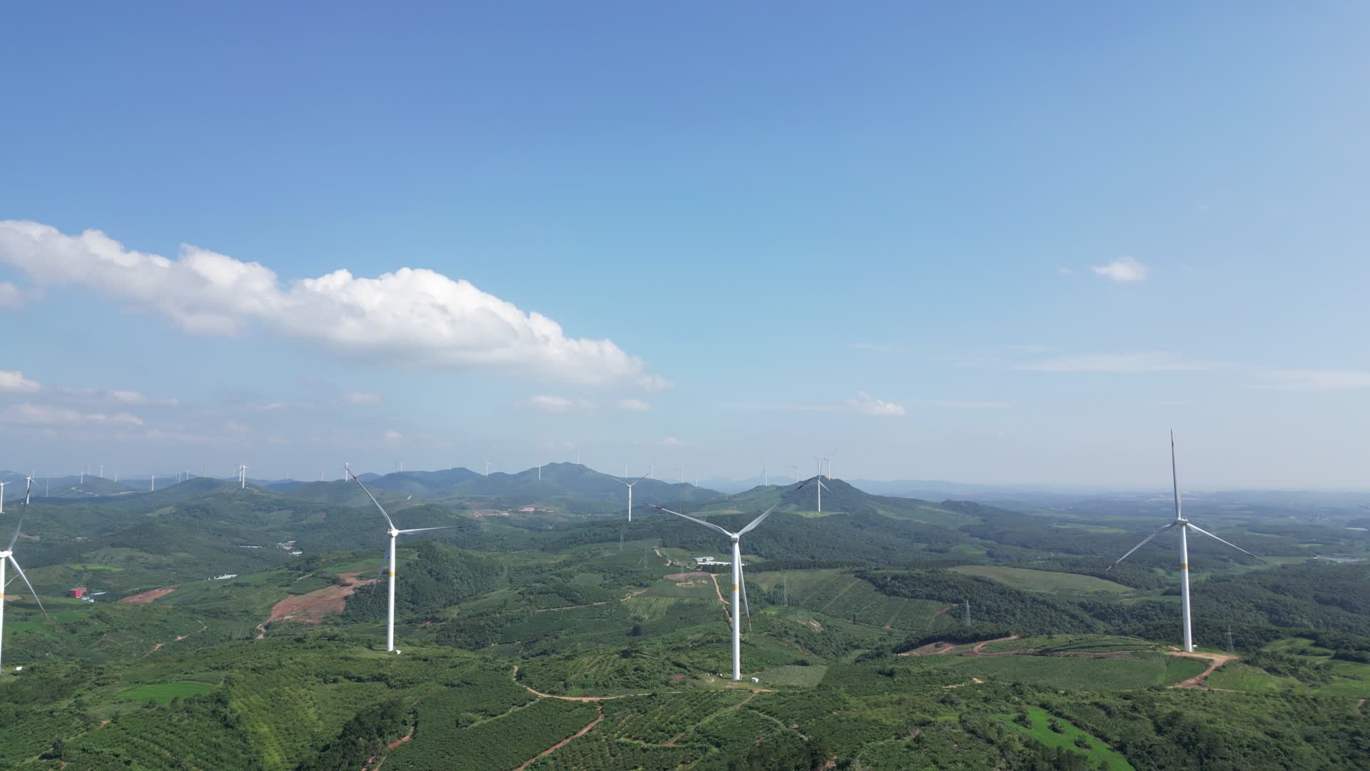 航拍能源发电高山风车视频的预览图