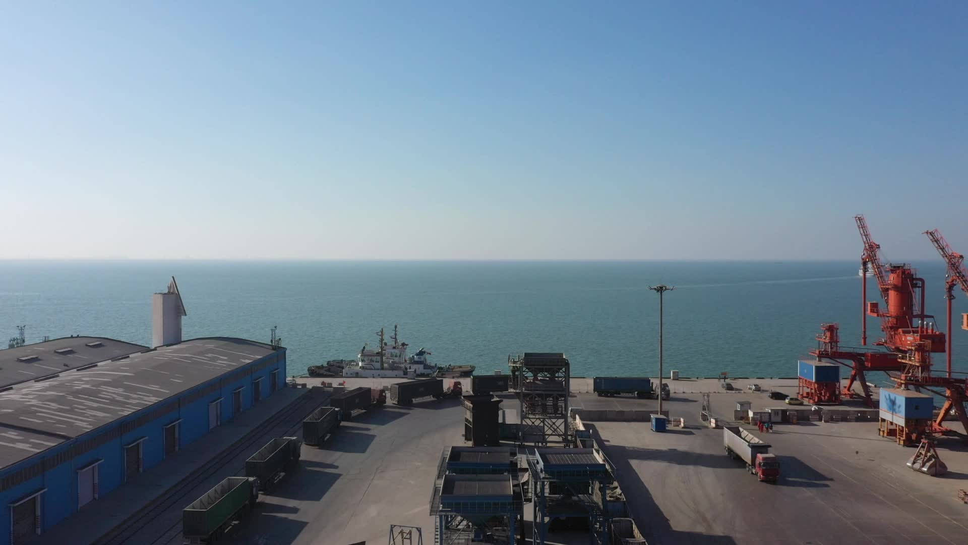 大海码头港口集装箱吊车视频的预览图