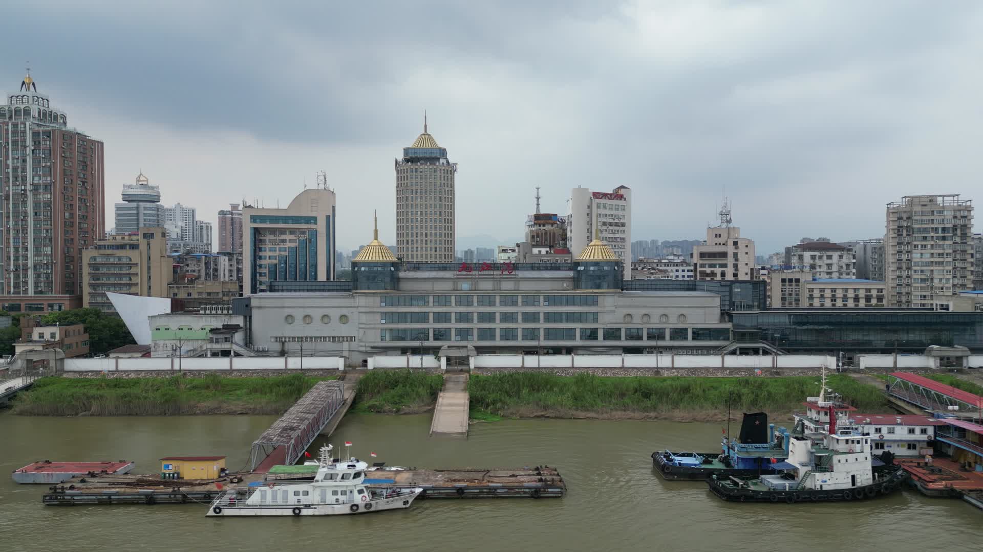 航拍江西九江长江港口码头视频的预览图