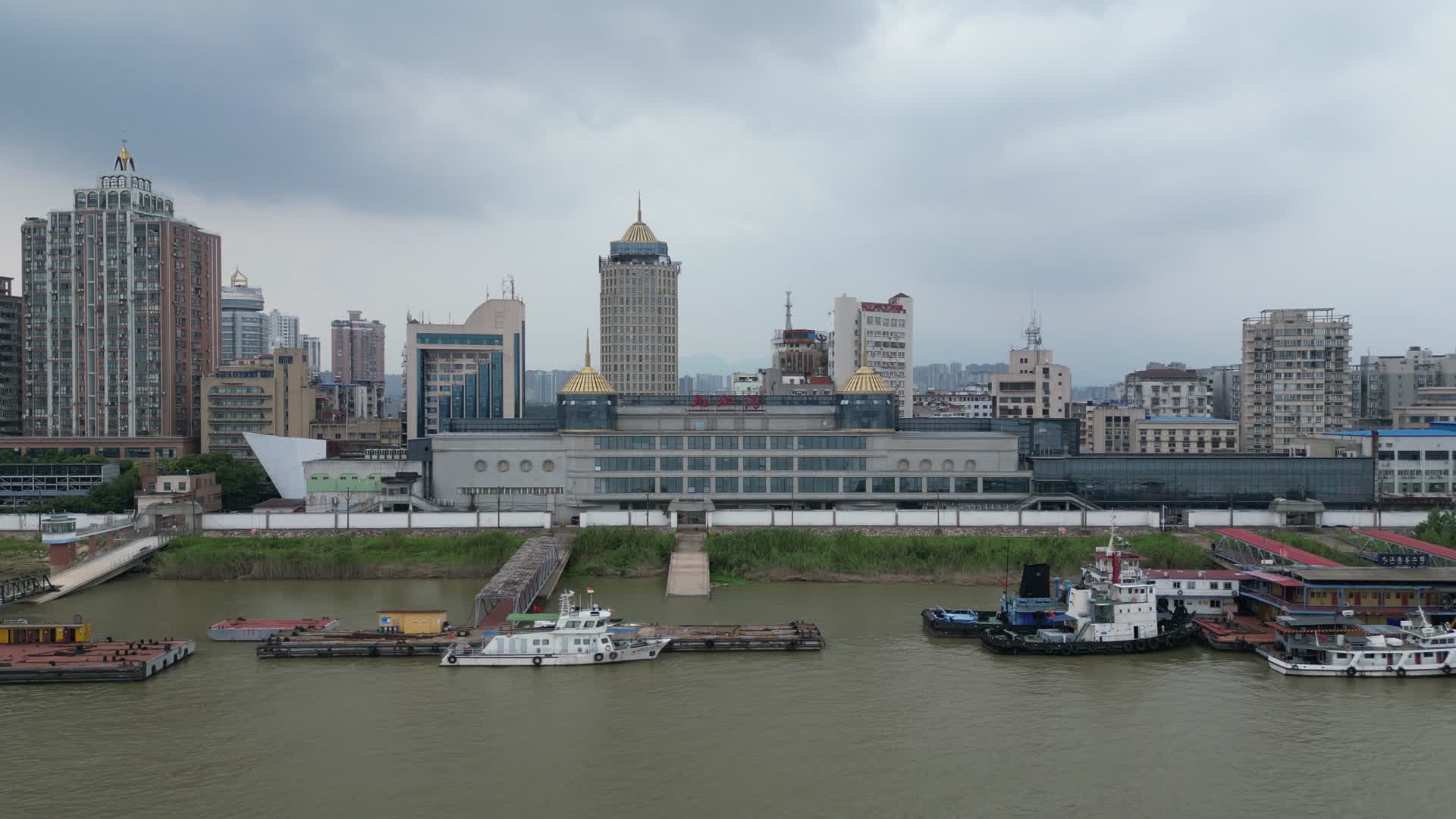 航拍江西九江长江港口码头视频的预览图