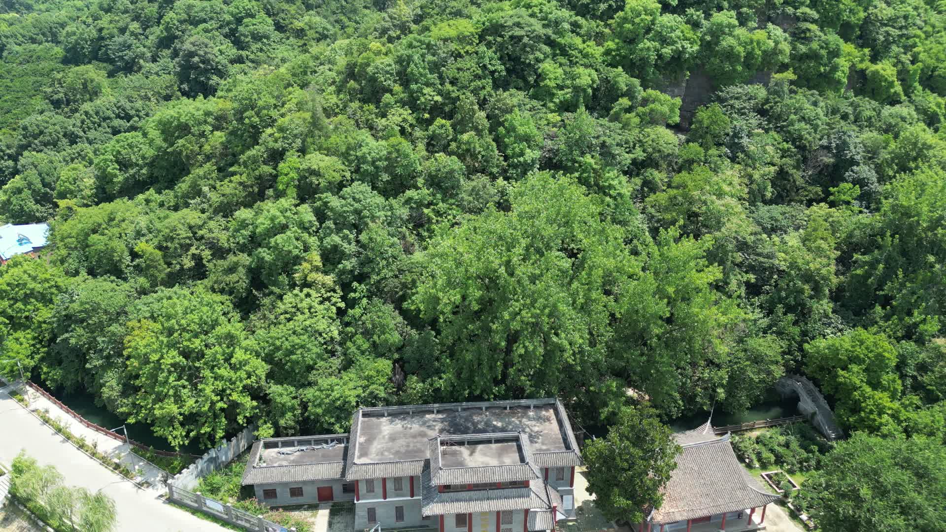 航拍湖北南漳水镜庄地质公园视频的预览图