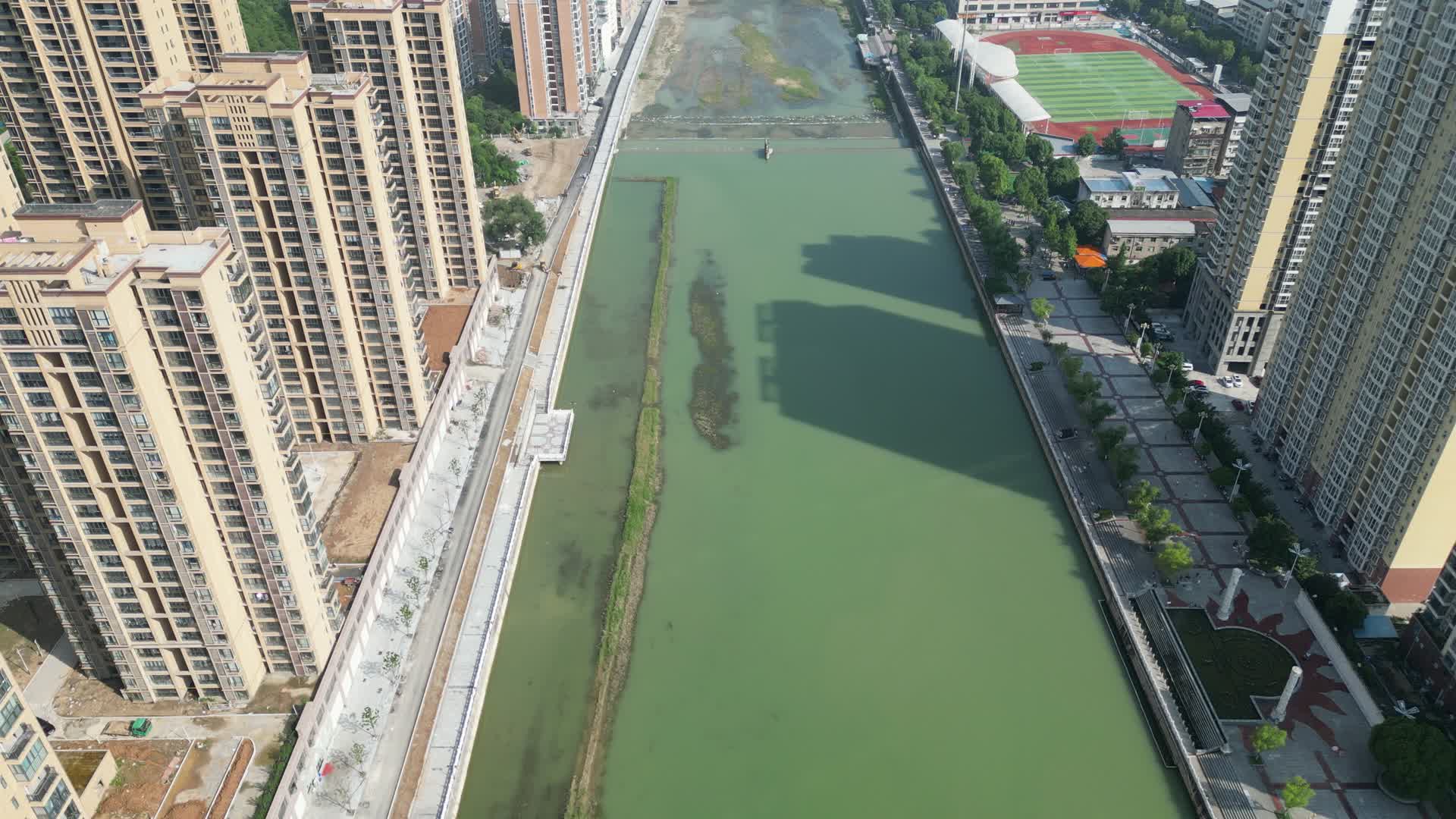 航拍湖北襄阳保康县城市建设清溪河风光视频的预览图
