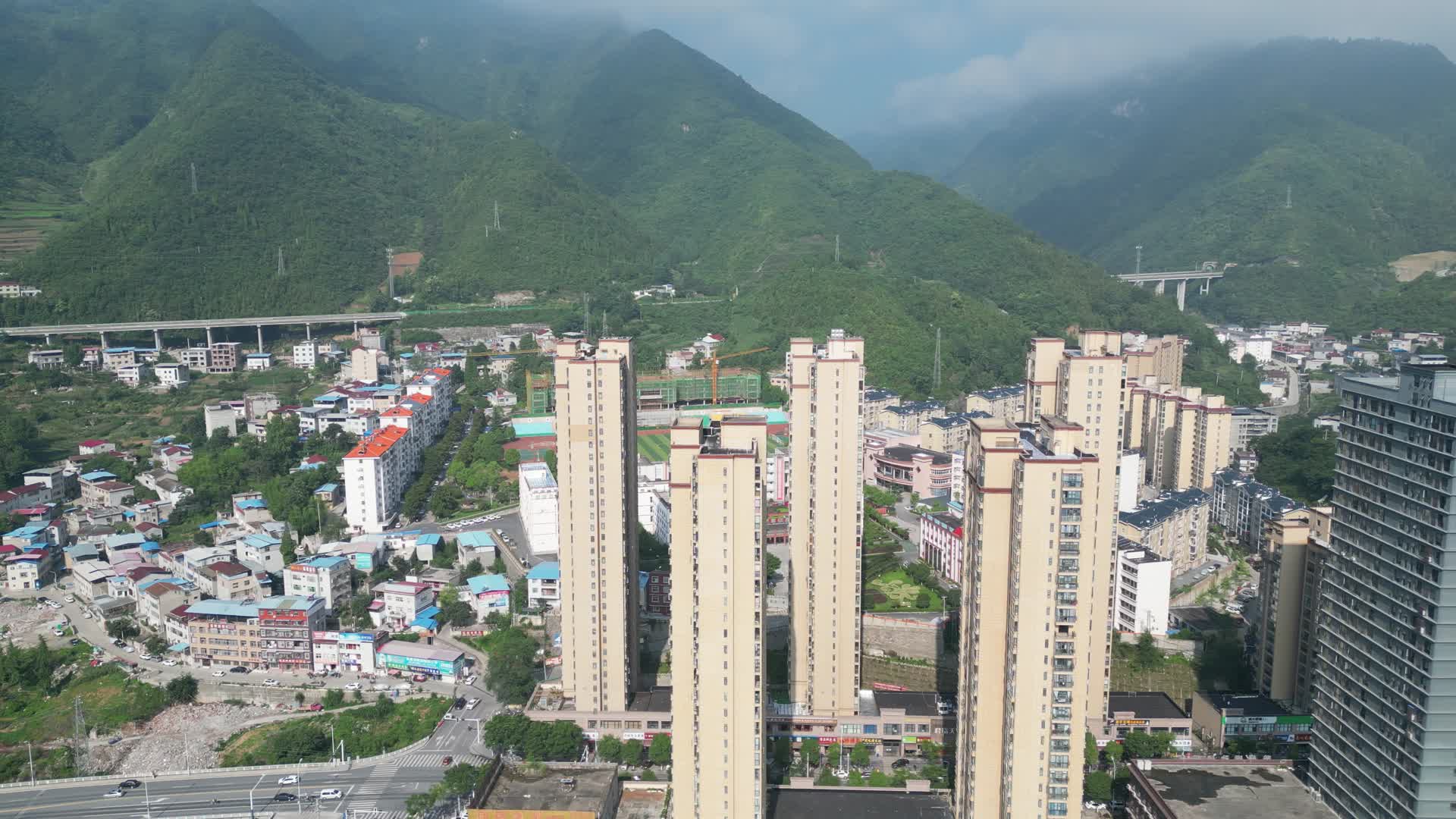 航拍湖北襄阳保康县城市风光视频的预览图