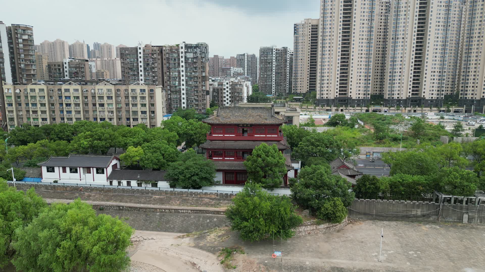 航拍江西九江浔阳楼古建筑视频的预览图