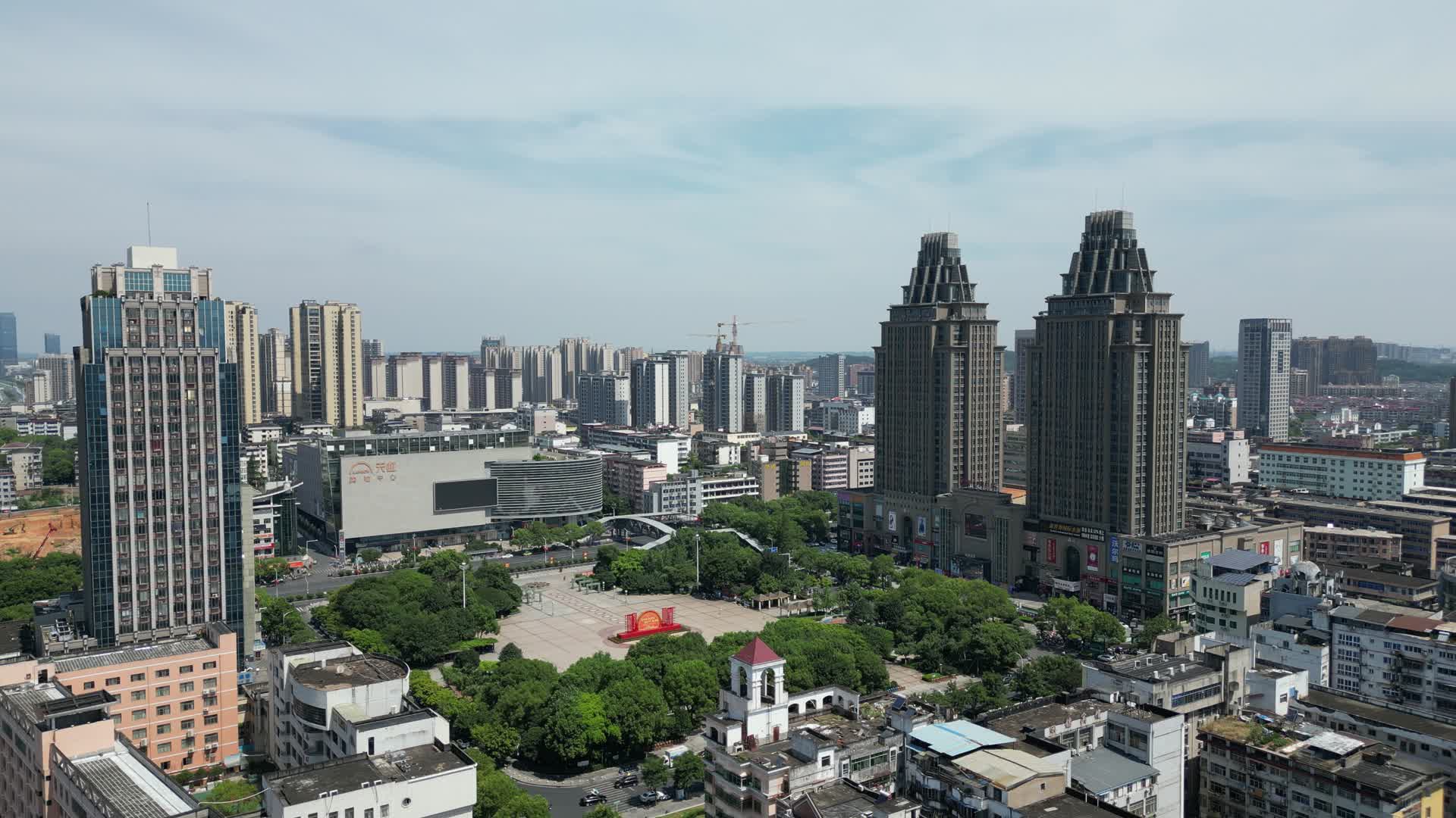 航拍江西吉安人民广场双塔地标建筑视频的预览图
