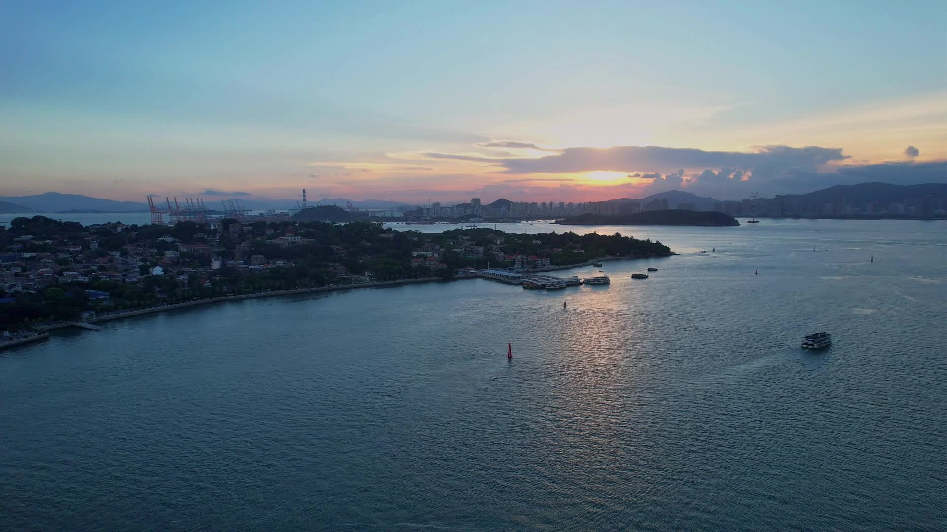 厦门航拍轮渡客船景观视频的预览图