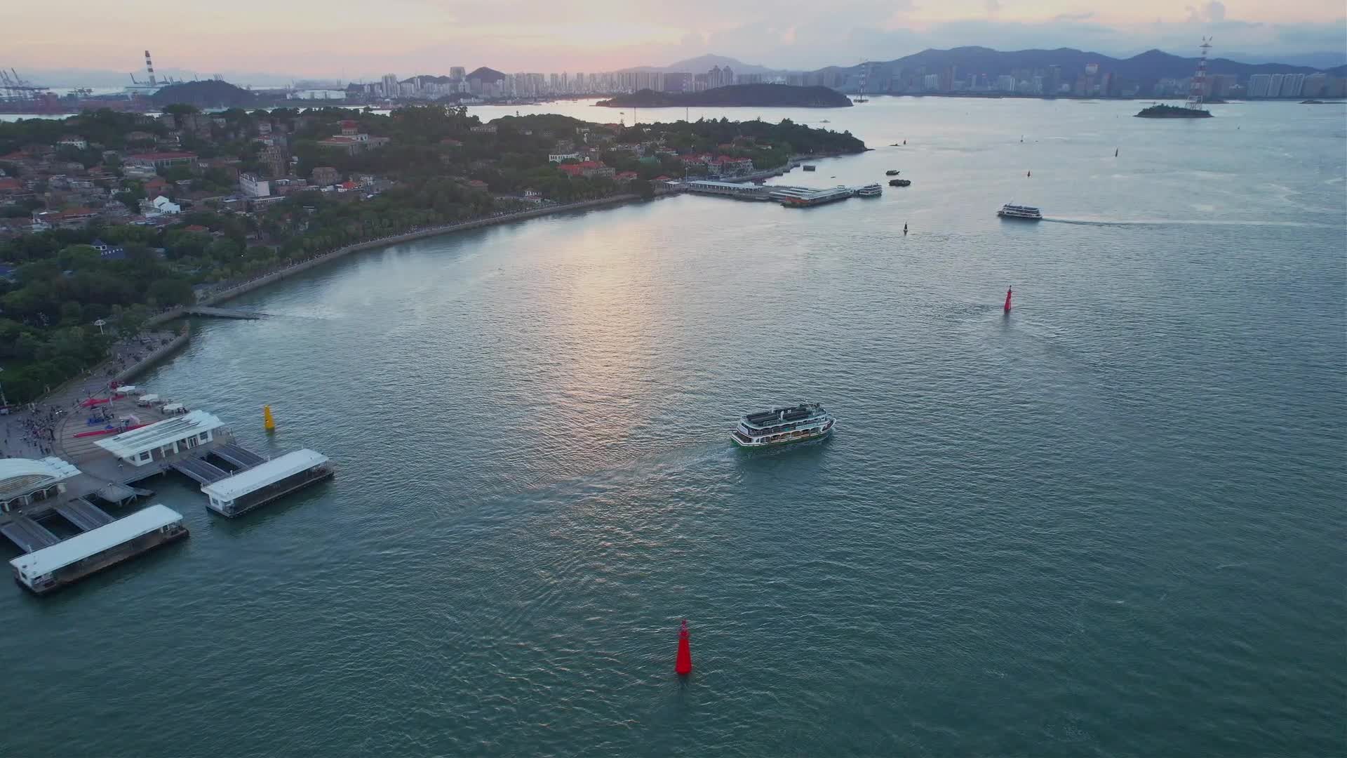 厦门航拍轮渡客船景观视频的预览图