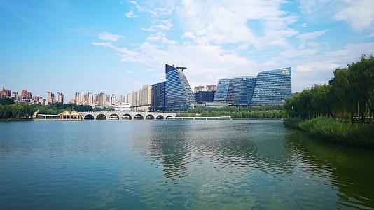 4K高清实拍西安曲江南湖标志性建筑W酒店视频的预览图