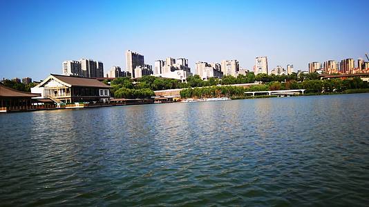 4K高清实拍西安曲江池遗址公园南湖唯美风景视频的预览图