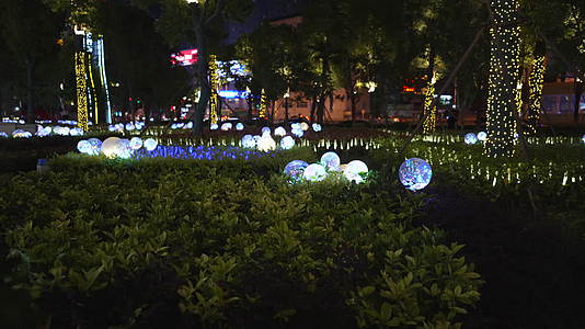 武汉洪山区世界城光谷步行街夜景视频的预览图