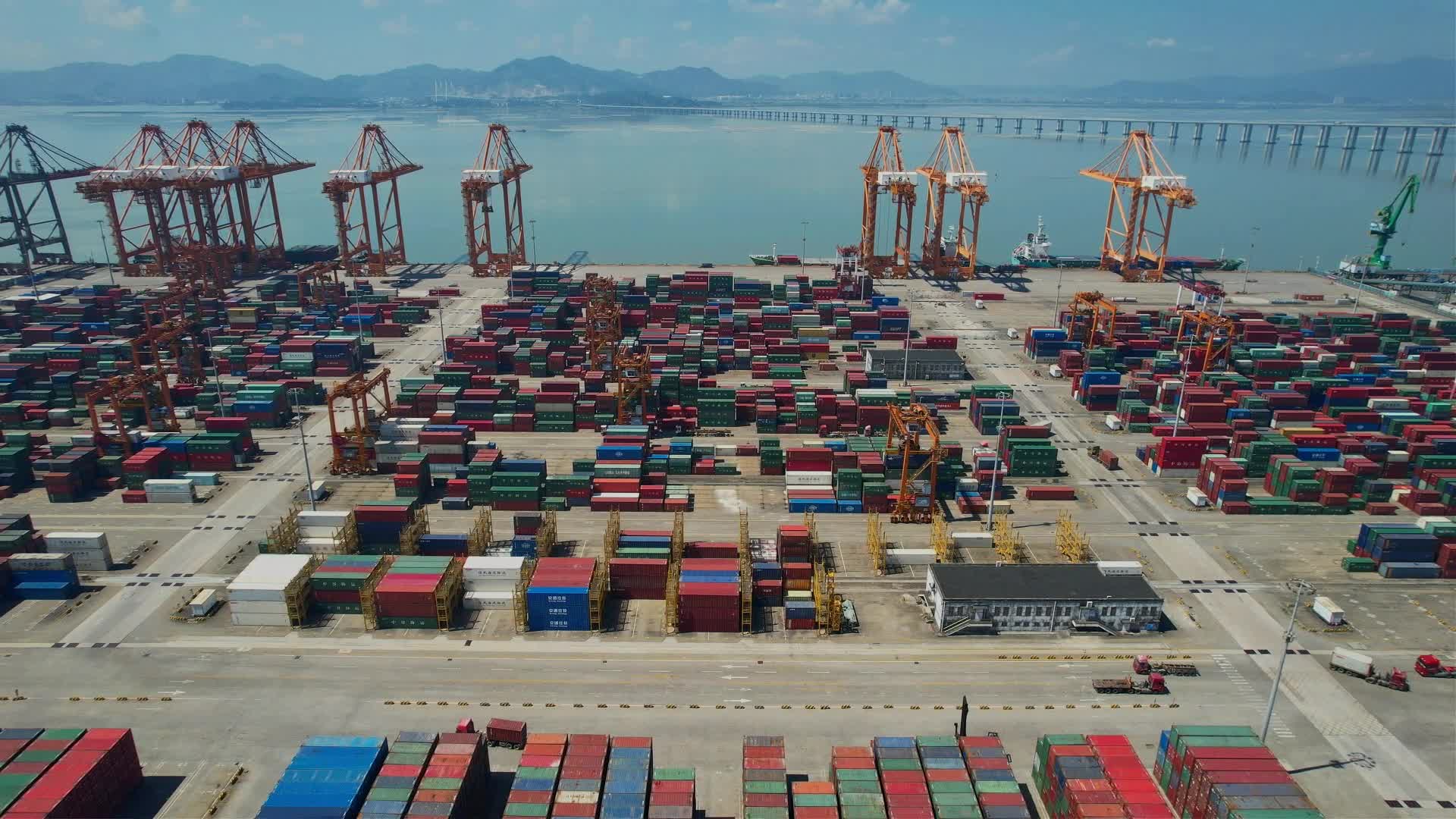 航拍厦门码头港口景观视频的预览图