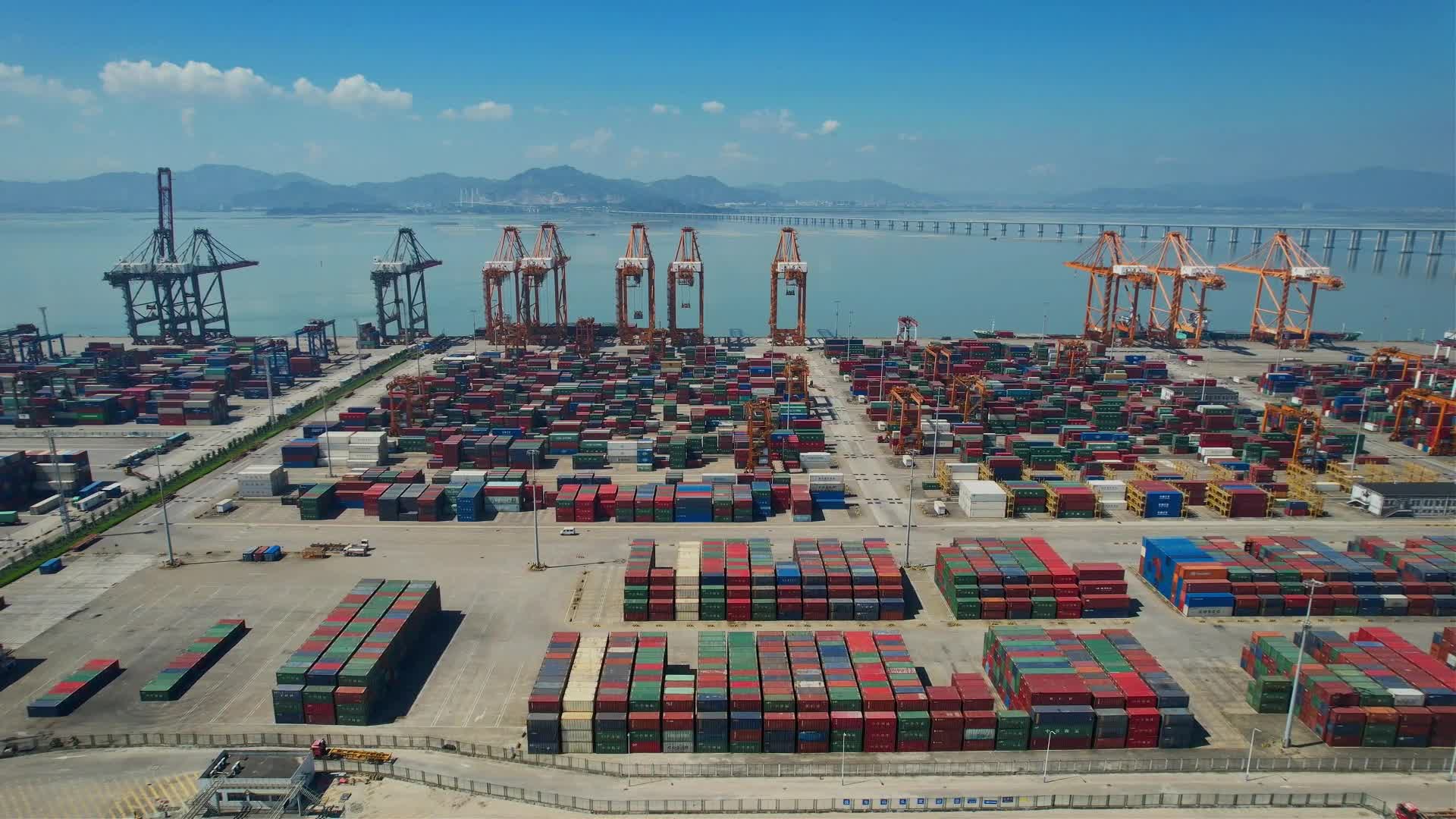 航拍厦门码头港口景观视频的预览图