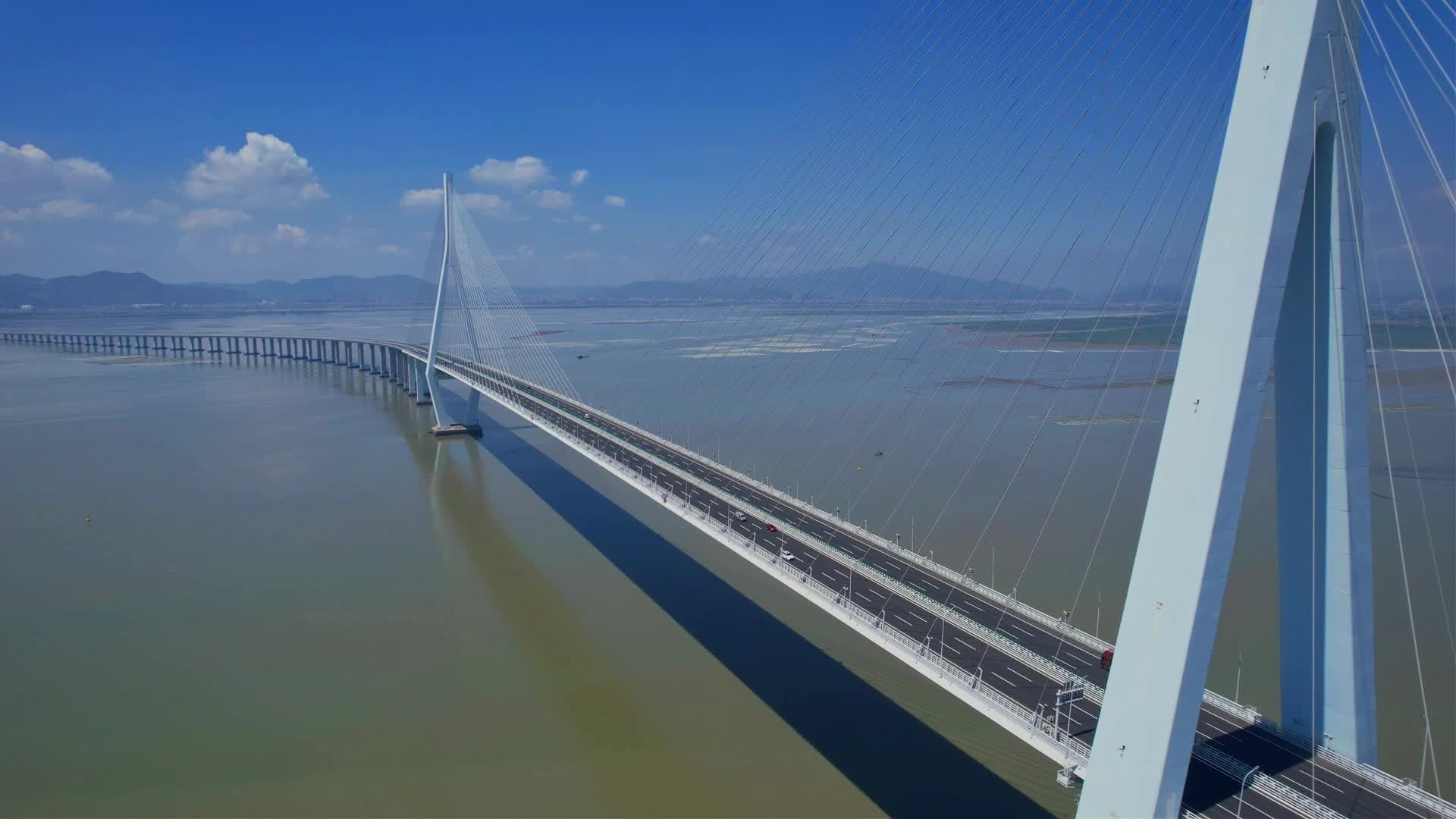 厦门航拍厦漳大桥建筑风光视频的预览图