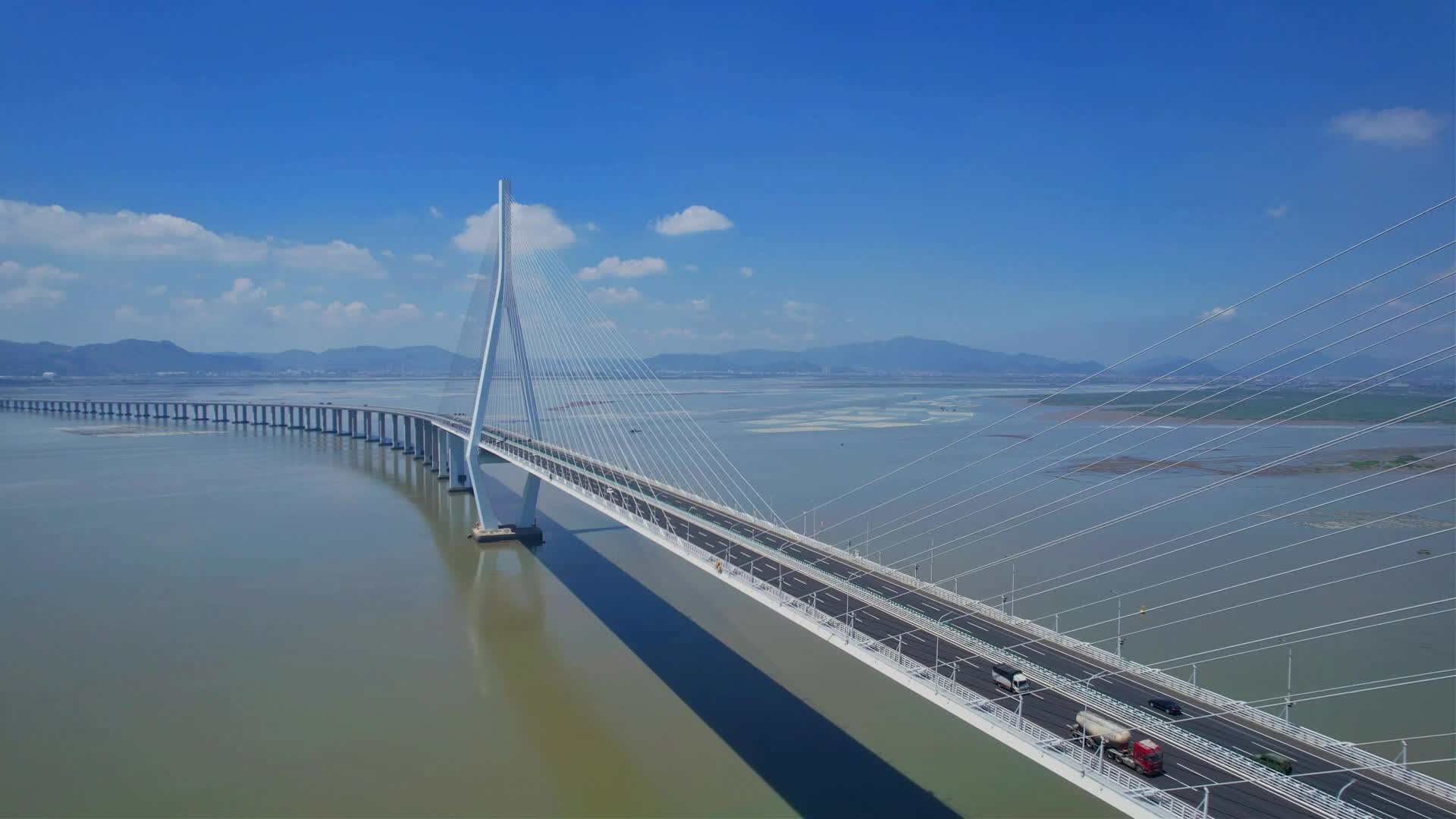 航拍厦漳大桥建筑景观视频的预览图