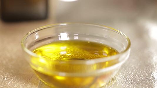 镜头合集菜籽油橄榄油亚麻籽油视频的预览图