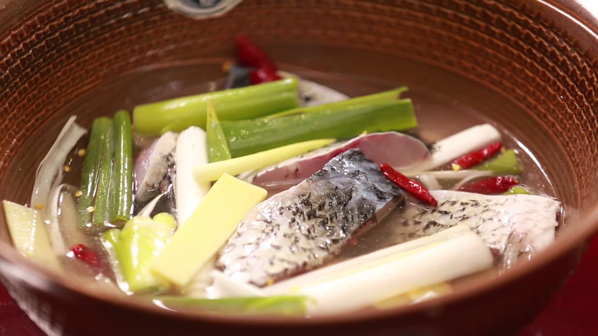 镜头合集厨师用葱姜水腌制鱼块视频的预览图