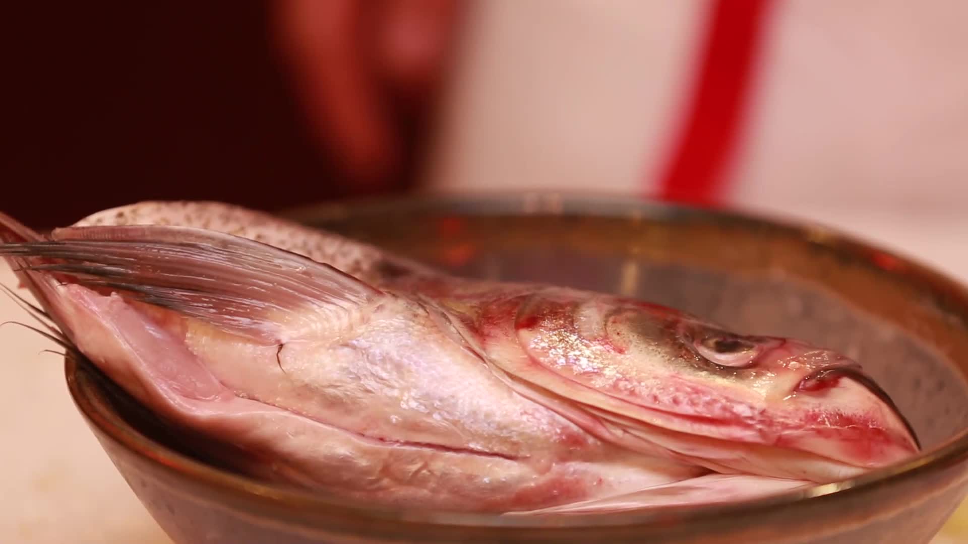 镜头合集加调料腌制胖头鱼视频的预览图