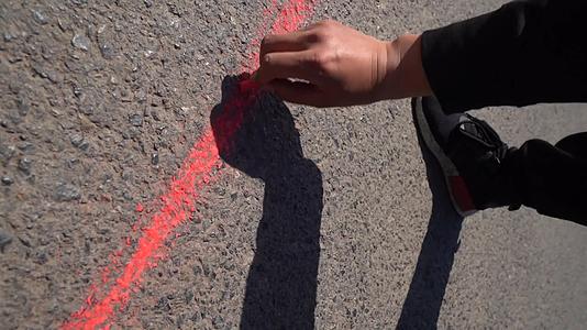 镜头合集马路沥青路水泥路上画粉笔画视频的预览图