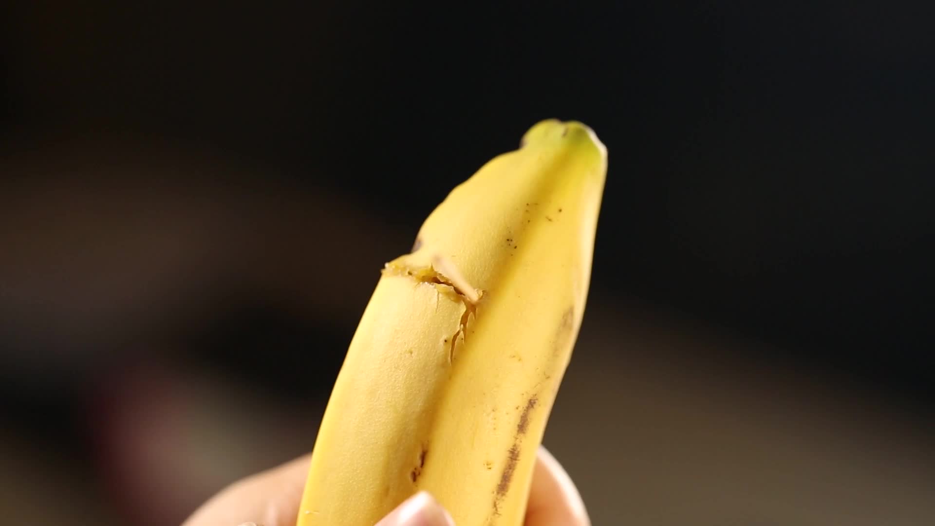 镜头合集拿起一根香蕉剥香蕉皮视频的预览图