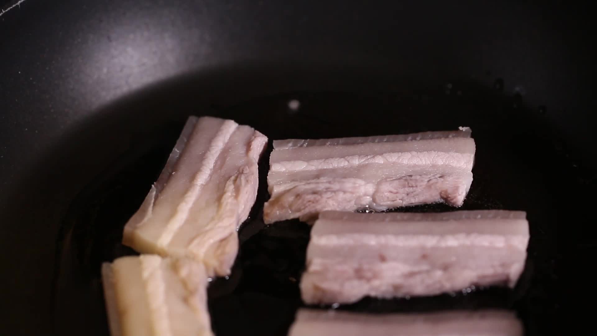 镜头合集平底锅烤肉煎五花肉片视频的预览图