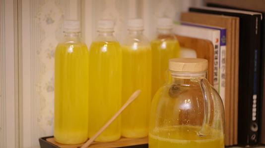 镜头合集瓶装黄色菠萝果汁橙汁橘子汁办公打字喝果汁视频的预览图