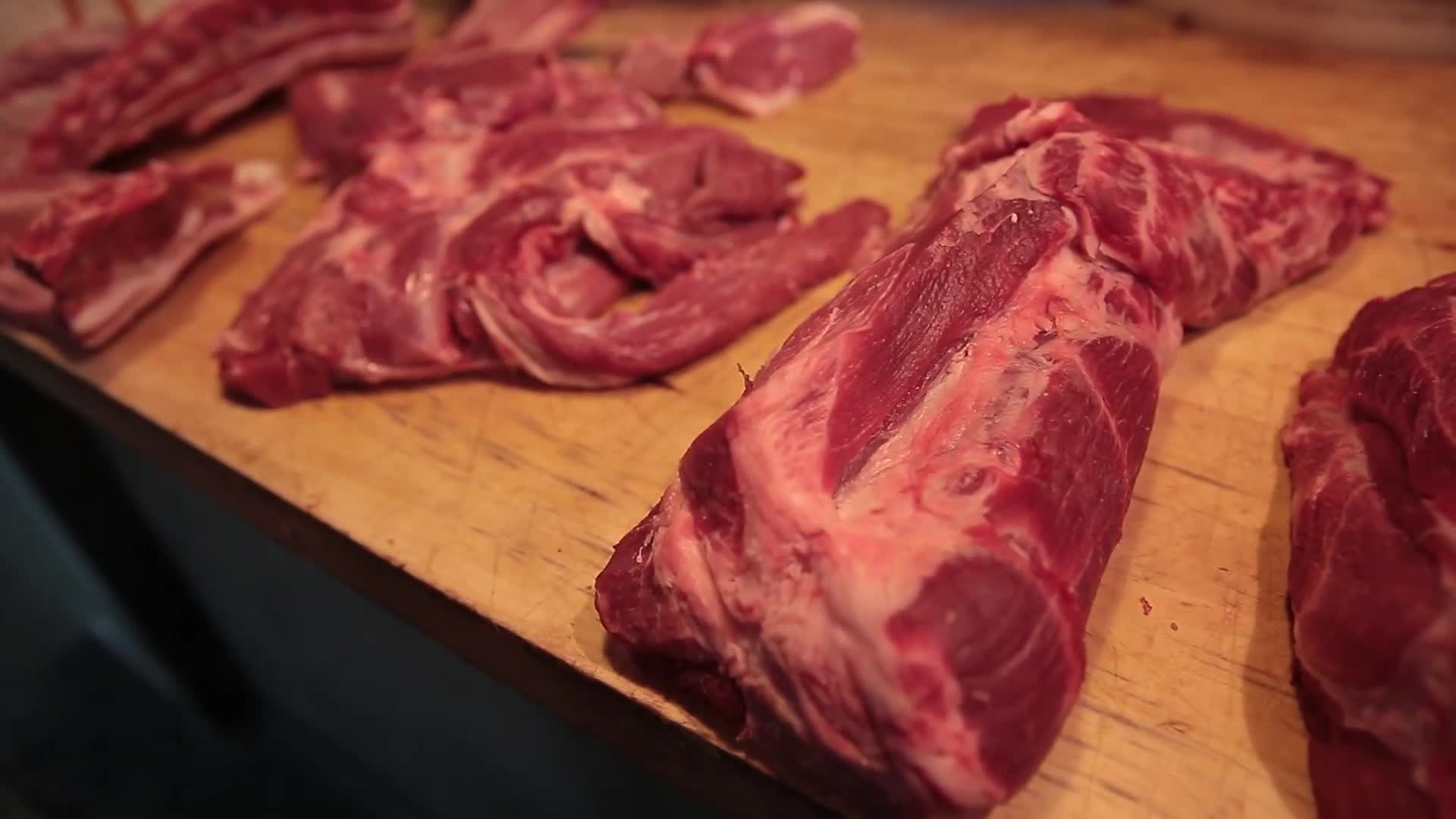 镜头合集肉摊上案板上的猪肉五花肉视频的预览图