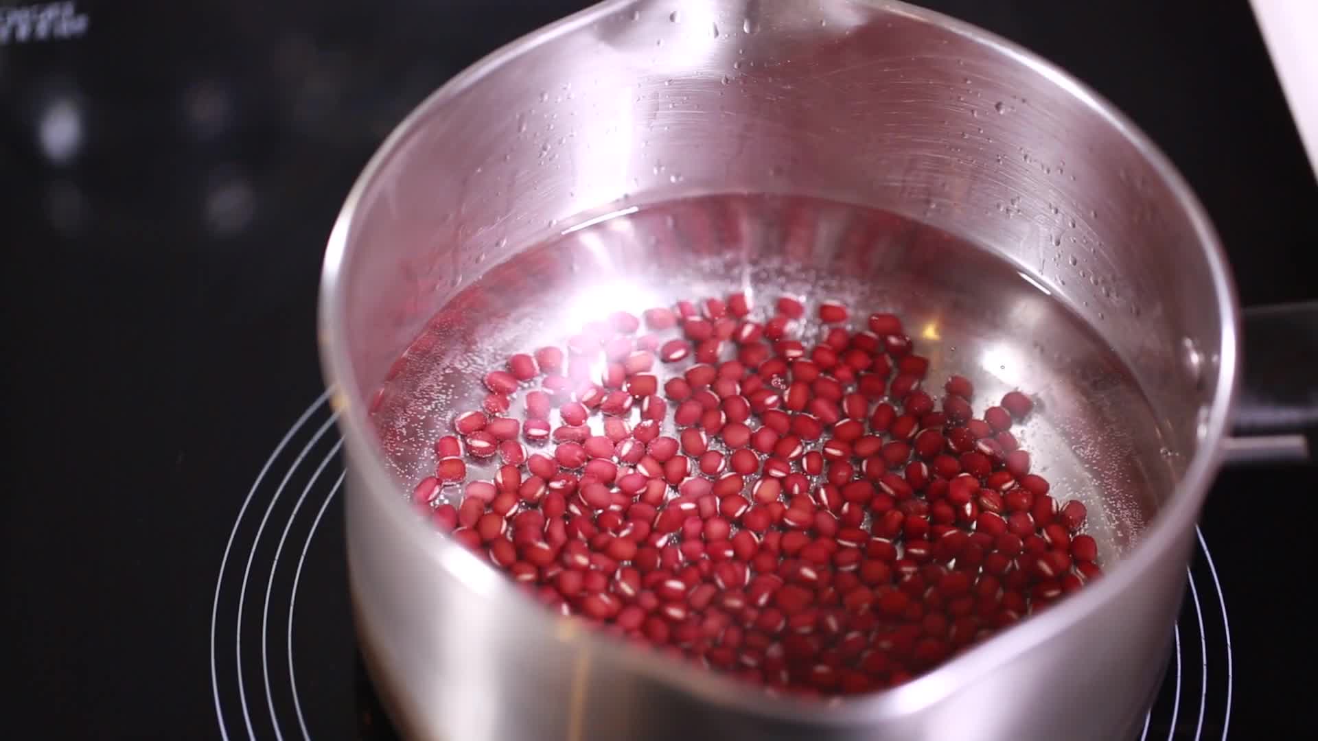 镜头合集清水清洗红豆视频的预览图
