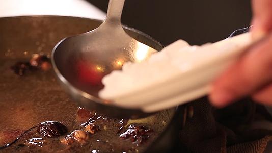 镜头合集五香底料加高汤调料炖肉视频的预览图
