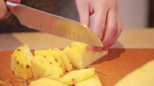 镜头合集削菠萝皮切菠萝块视频的预览图