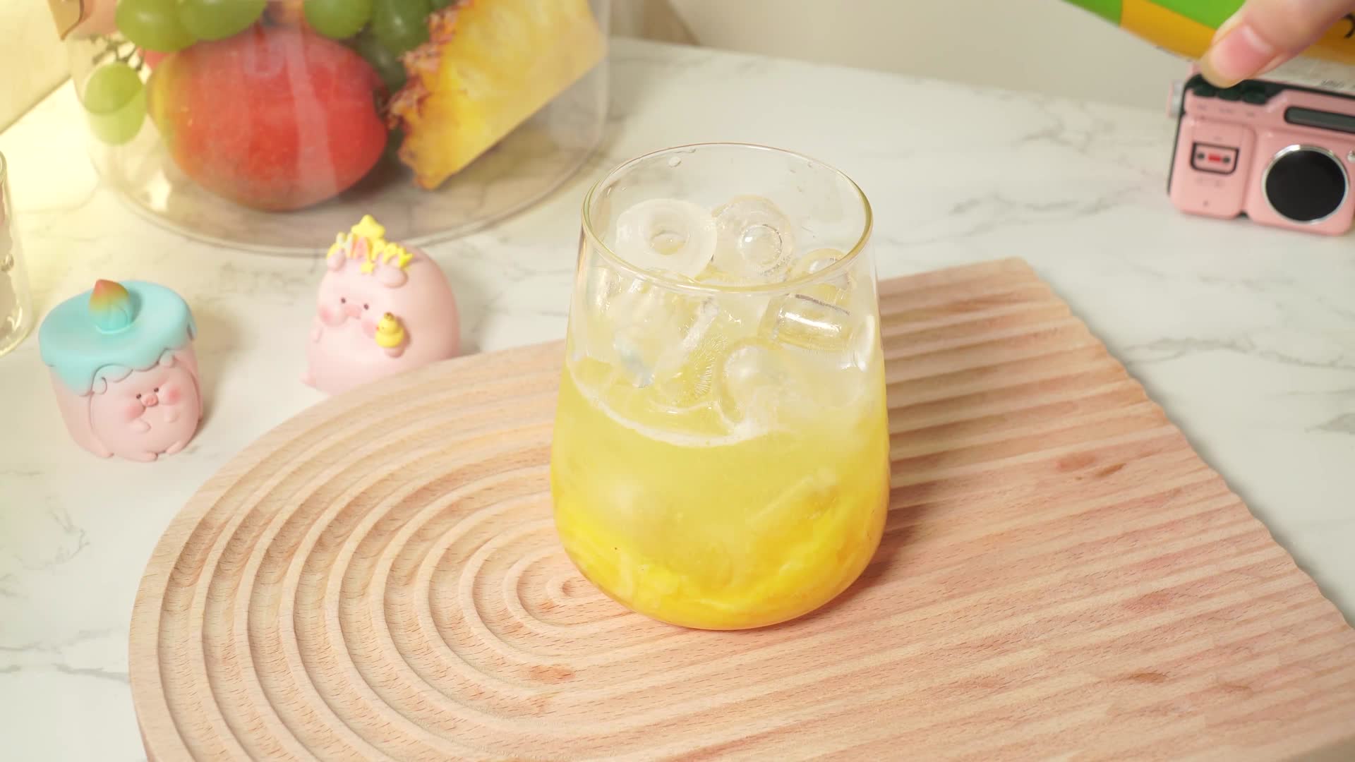 菠萝气泡水水果饮料健康饮品视频的预览图