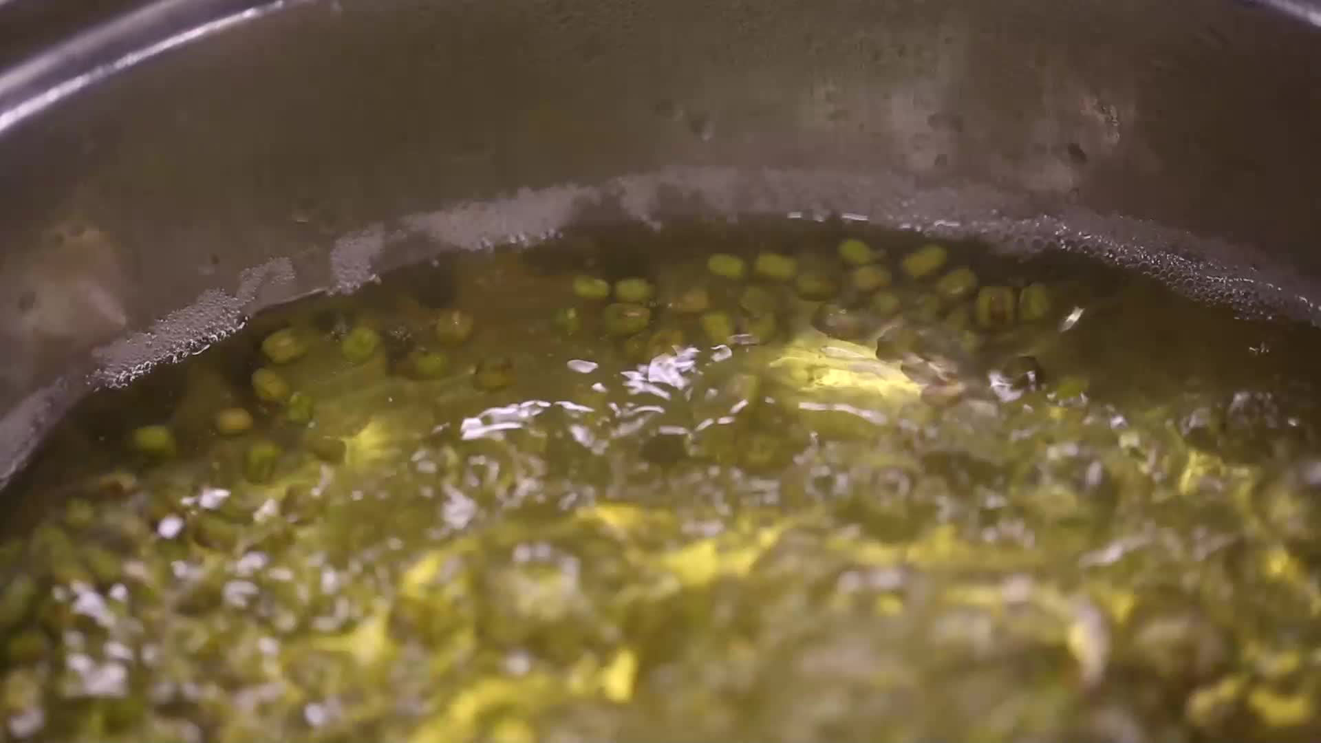 镜头合集煮绿豆汤绿豆水视频的预览图