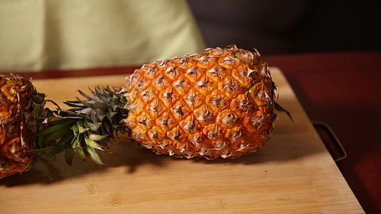 镜头合集整个菠萝整颗菠萝表皮视频的预览图