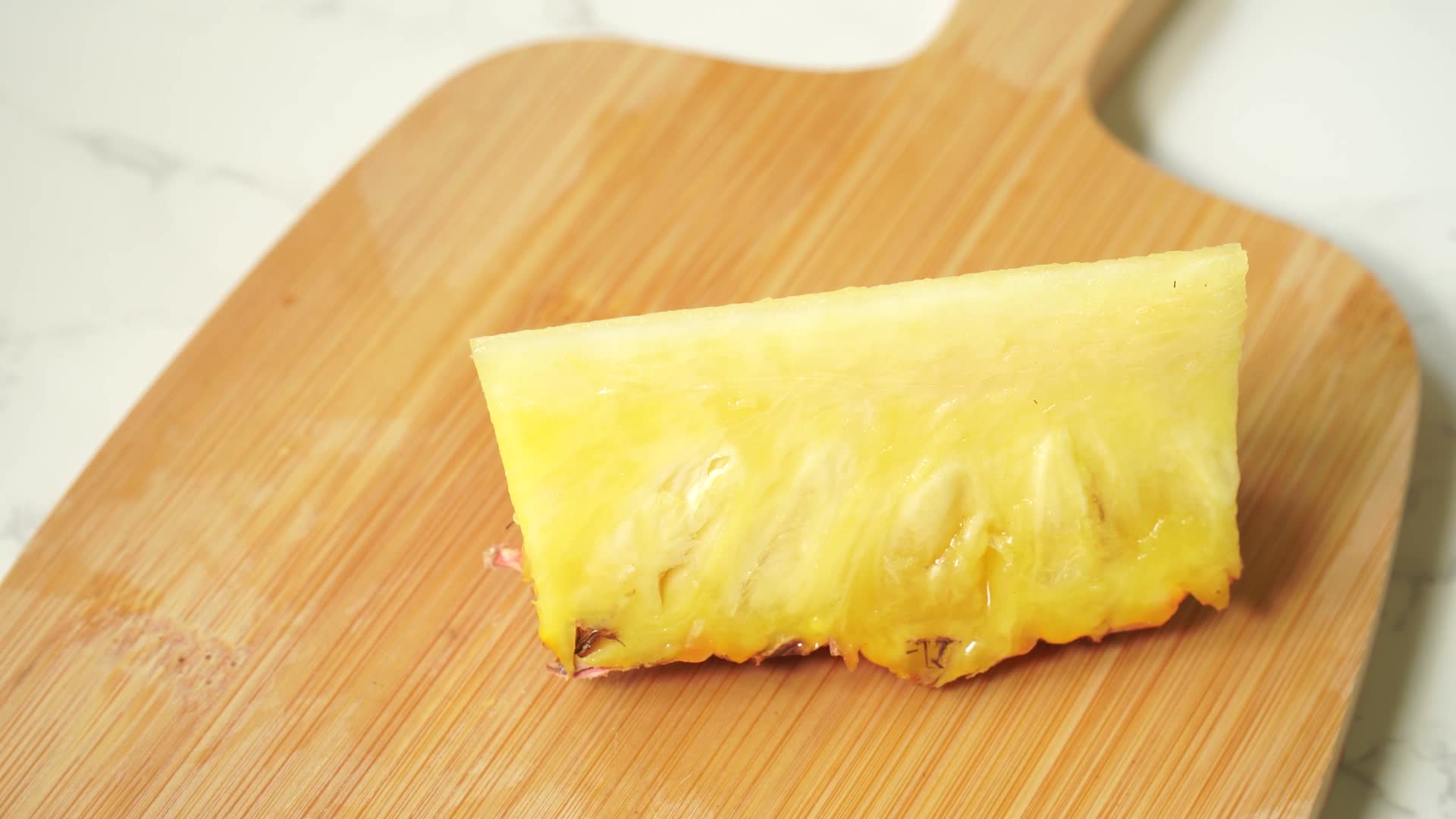 水果菠萝果肉菠萝块视频的预览图