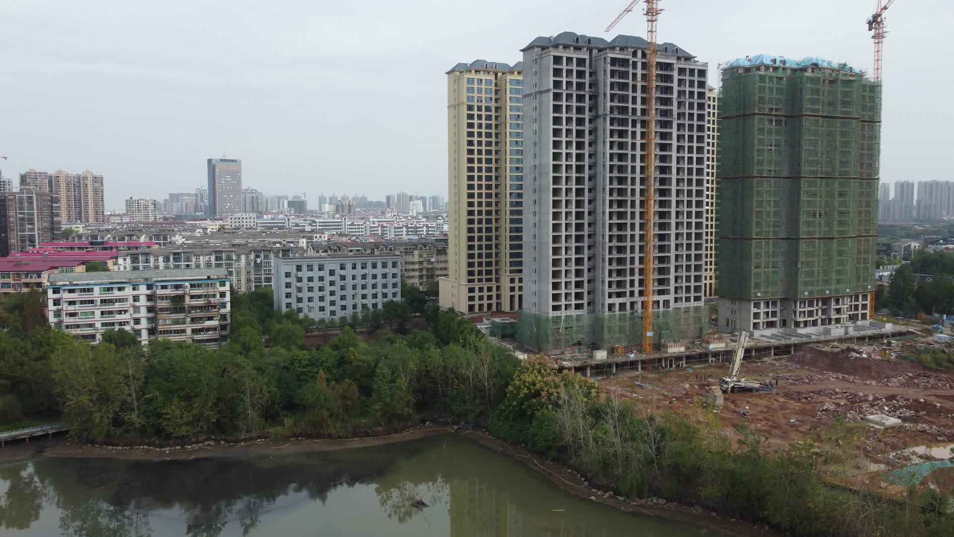 航拍城市发展新建筑视频的预览图