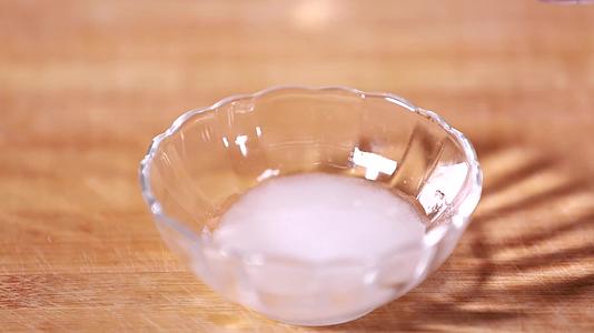 镜头合集玻璃碗稀释盐水糖水视频的预览图